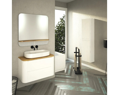 Helles Badezimmer mit Waschtisch, Spiegel, Handtuchhalter und Hochschrank für Badezimmerzubehör.