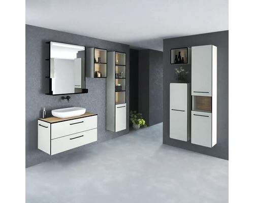 Badezimmer mit Waschtisch, Spiegelschrank und Hängeschränken in Weiß und Holzoptik