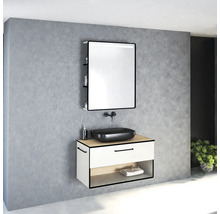 Badezimmer mit Waschbecken, Unterschrank, Spiegel und Ablagen