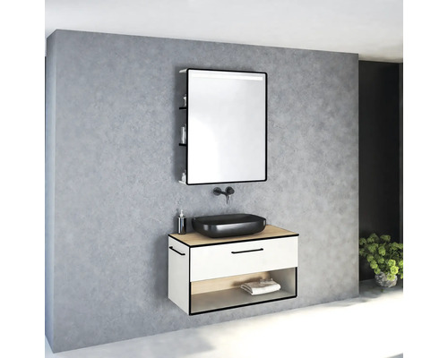 Badezimmer mit Waschbecken, Unterschrank, Spiegel und Ablagen