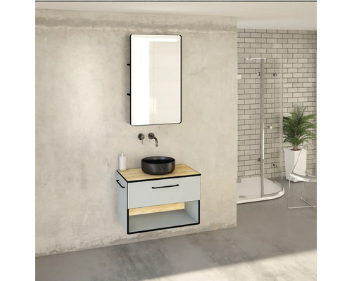 Modernes Badezimmer mit Waschtisch, Spiegel und Dusche