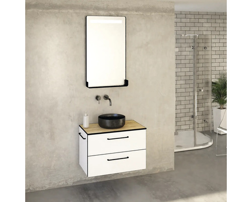 Modernes Badezimmer mit Waschbecken, Unterschrank, Spiegel und Dusche.