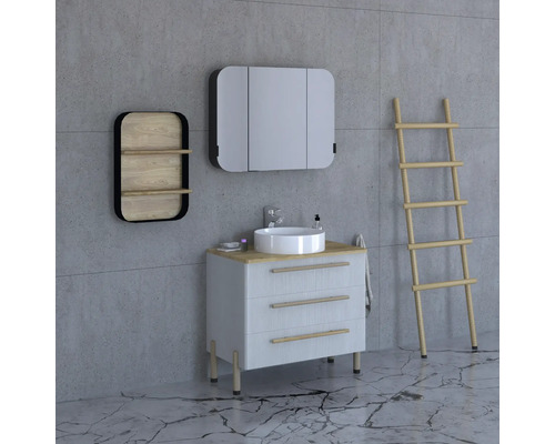 Badezimmeransicht mit Waschtischunterschrank, Spiegelschrank, Regal und Leiter