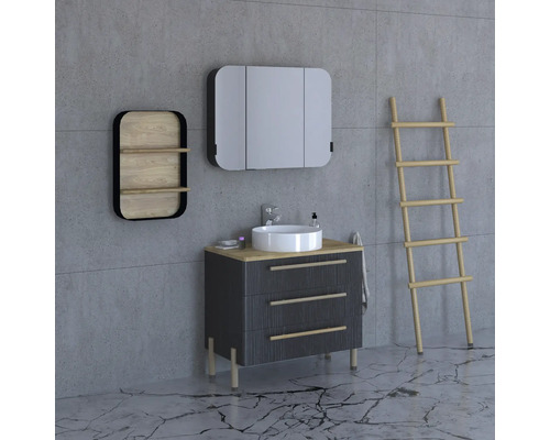 Badezimmer mit Waschtisch, Spiegelschrank, Regal und Leiter