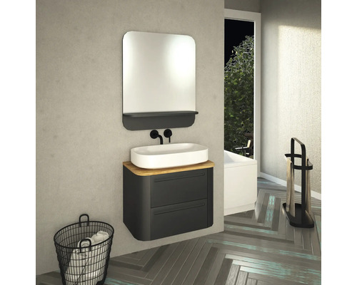 Badezimmer mit Waschtisch, Spiegel und Handtuchhalter