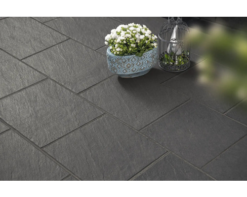 Verlegte dunkle Bodenplatten mit Pflanze und Dekoration