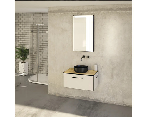 Badezimmer mit Waschbecken, Spiegel, Armatur und Dusche