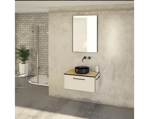 Helles Badezimmer mit Waschbecken, Spiegel, Waschtisch und Dusche