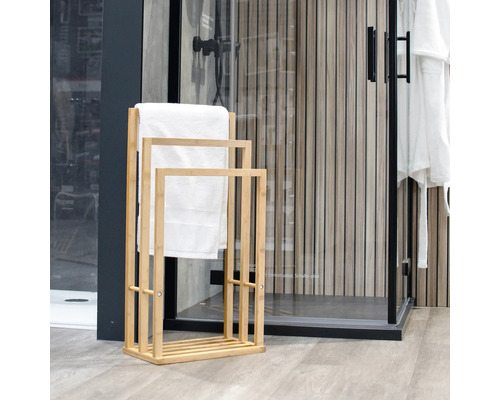 Badezimmer Szene mit Handtuchständer aus Holz und weißen Handtüchern