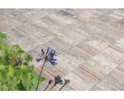 Verlegung von rechteckigen Pflastersteinen im Außenbereich