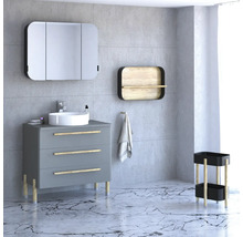 Badezimmer mit Waschbeckenunterschrank, Spiegelschrank, Wandregal und Badregal