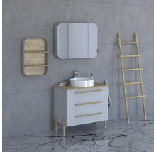 Badezimmer mit Waschtischunterschrank, Spiegelschrank, Regal und Leiter