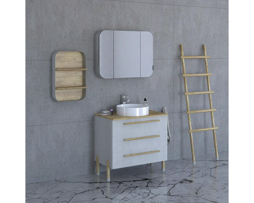 Badezimmer mit Waschtischunterschrank, Spiegelschrank, Regal und Leiter