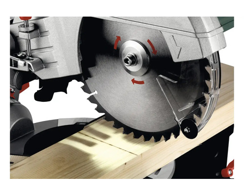 Kapp- und Gehrungssäge beim Schneiden eines Holzstücks