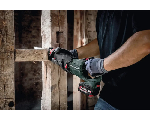 Eine Person sägt mit einer Metabo Säbelsäge ein Holzbrett.