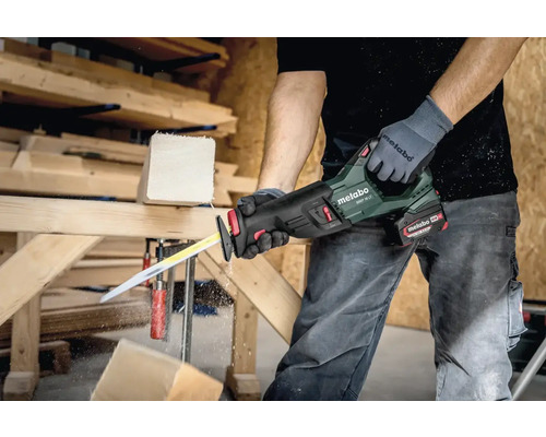 Handwerker sägt Holz mit einer Metabo Akku-Säbelsäge.