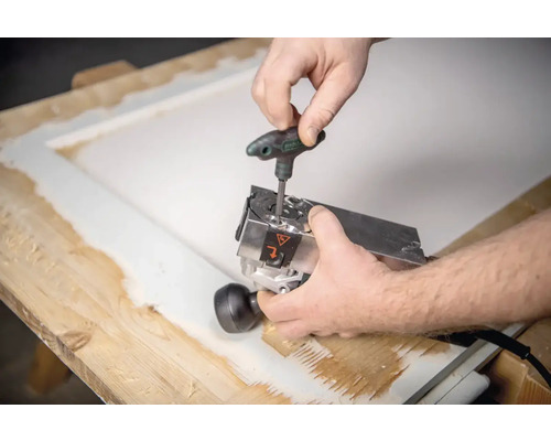 Einhandfräse wird mit einem Schraubenschlüssel justiert