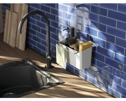 Spüle mit Armatur und Küchenutensilien-Organizer an der Wand