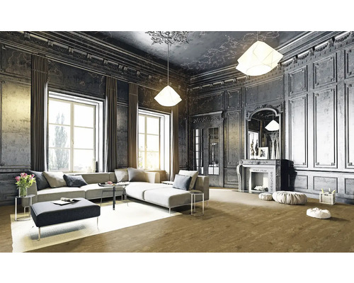 Wohnzimmer mit grauer Eckcouch, Kamin und grossen Fenstern