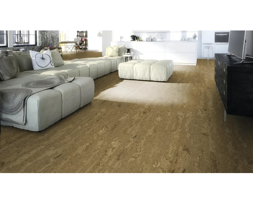 Heller Wohnraum mit Korkboden, Sofa und Anrichte