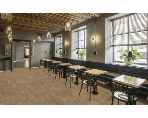 Innenraum eines Cafés mit Tischen, Stühlen und Korkboden
