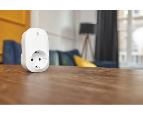 Intelligente Steckdose für den Innenbereich auf einem Holztisch