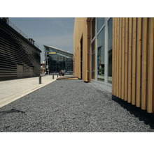 Außenaufnahme von Gebäuden mit Kiesweg