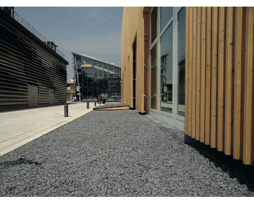 Außenaufnahme von Gebäuden mit Kiesweg