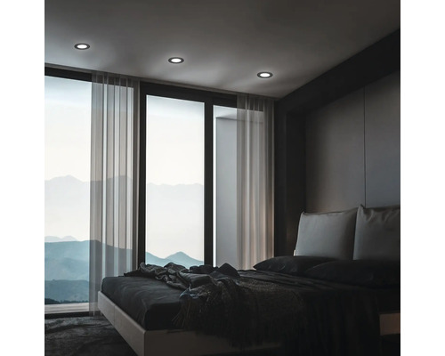 Schlafzimmer mit Bett, Vorhängen und Deckeneinbauleuchten