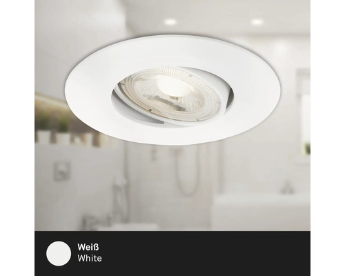 Weiße Deckeneinbauleuchte im Badezimmer