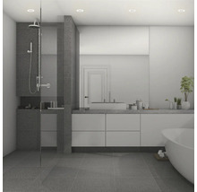 Modernes Badezimmer mit Dusche, Waschtisch und Badewanne
