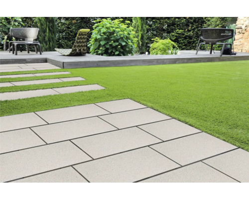 Garten mit Rasenfläche und Steinplattenweg