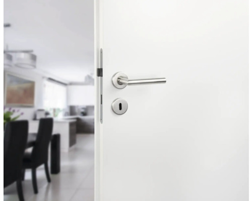 Geöffnete weiße Innentür mit silberner Türklinke