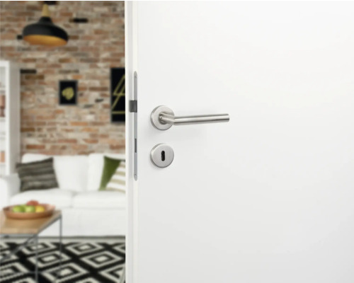 Weiße Innentür mit silberfarbener Türklinke und Schloss in einem modernen Wohnraum