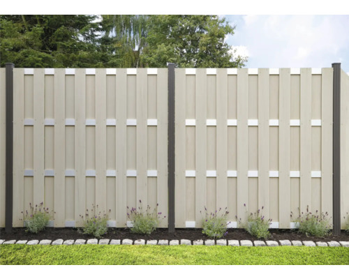 Holz Kunststoff Verbund Sichtschutzzaun im Garten