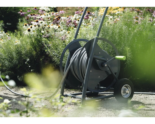 Gartenschlauchwagen mit Schlauch im Garten