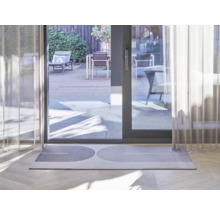 Fußmatte mit geometrischem Muster vor einer Terrassentür