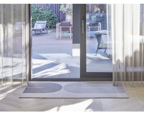 Fußmatte mit geometrischem Muster vor einer Terrassentür
