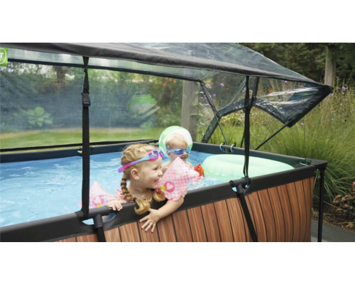 Aufstellpool mit Überdachung und spielenden Kindern im Garten