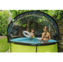 Grüner Pool mit Überdachung und spielenden Kindern im Garten