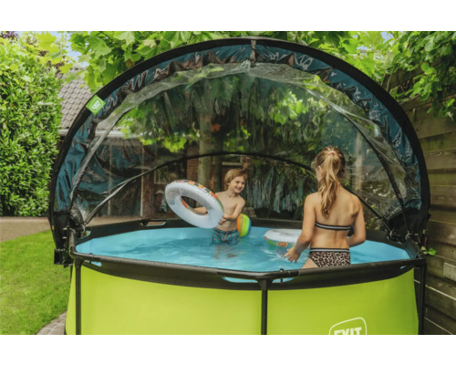 Grüner Pool mit Überdachung und spielenden Kindern im Garten