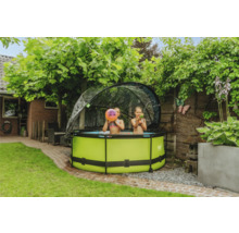 Zwei Kinder spielen in einem grünen rundem Planschbecken mit Überdachung im Garten.