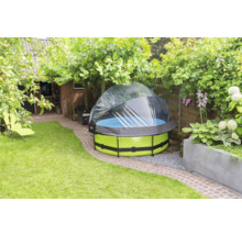 Runder Pool mit Abdeckung im Garten.
