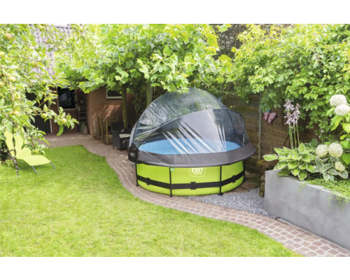 Runder Pool mit Abdeckung im Garten.
