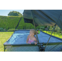 Mädchen in einem rechteckigen Aufstellpool mit Sonnenschutz im Garten