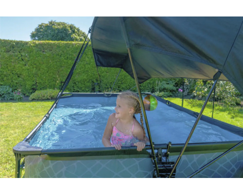 Mädchen in einem rechteckigen Aufstellpool mit Sonnenschutz im Garten