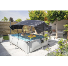Rechteckiger Pool mit Sonnenschutzdach im Garten mit Mann und Kind