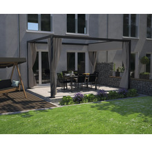Terrasse mit Pergola, Vorhängen, Gartenmöbeln und Gabionenmauer
