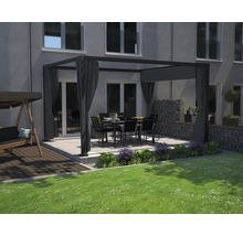 Außenbereich mit Pavillon, Gartentisch und Stühlen auf Terrasse