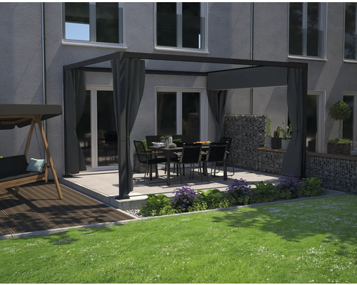 Außenbereich mit Pavillon, Gartentisch und Stühlen auf Terrasse